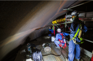 As condições de trabalho em espaços reduzidos e, às vezes, insalubre, sempre é perigoso.